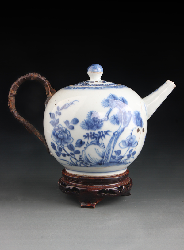 古玩陶瓷【7302】清康熙 青花牡丹松竹圖一粒珠茶壺拍賣,當前價格3500元