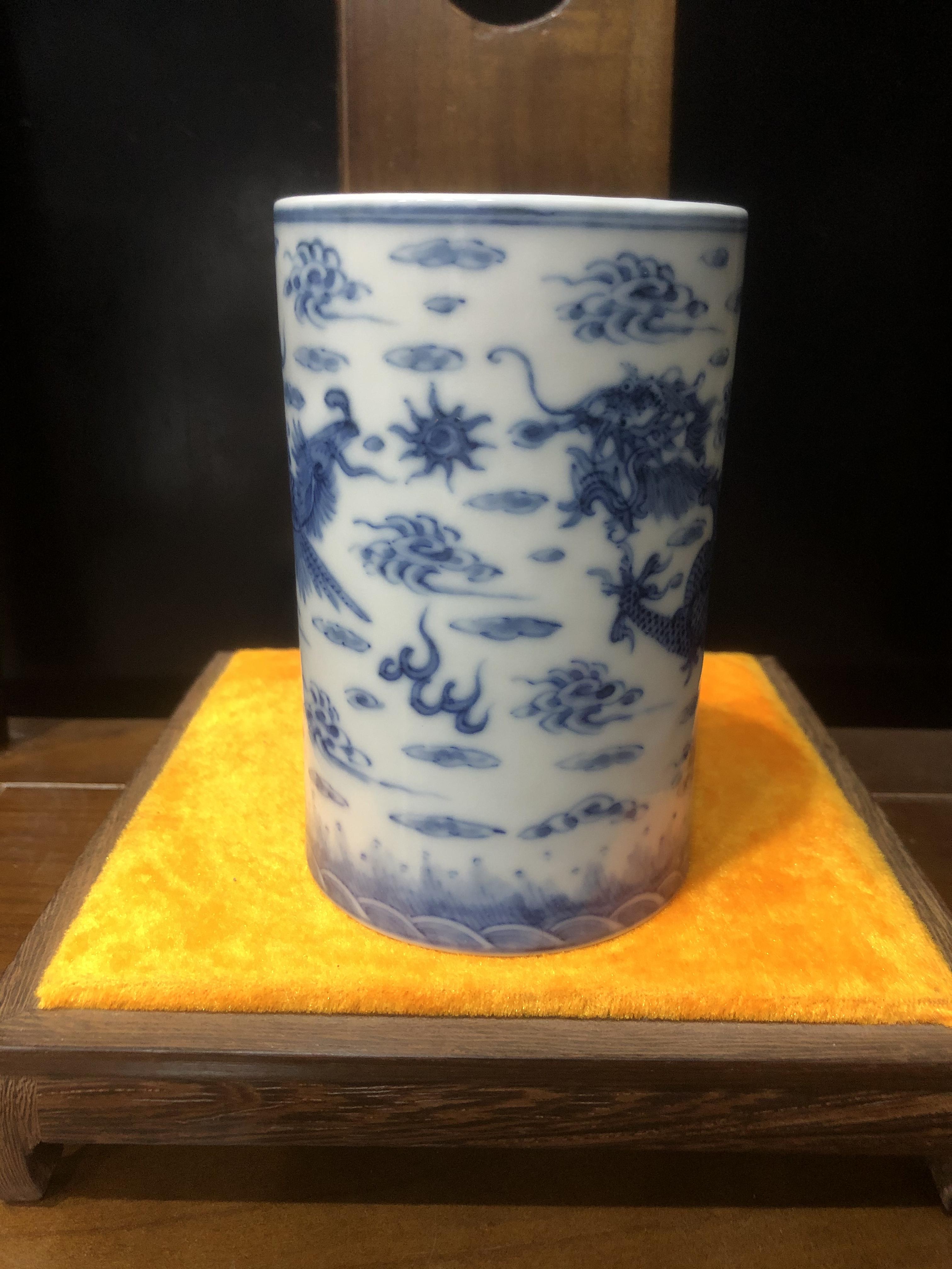 中国大清雍正年製 梅兰竹菊天球瓶