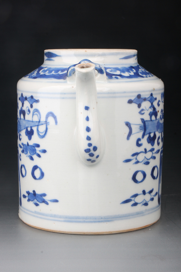 古玩陶瓷【8140】清晚期 青花博古花卉紋提梁壺拍賣,當前價格2280元