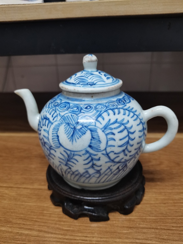 古玩轉(zhuǎn)賣清中期青花纏枝花卉茶壺拍賣，當前價格1200元