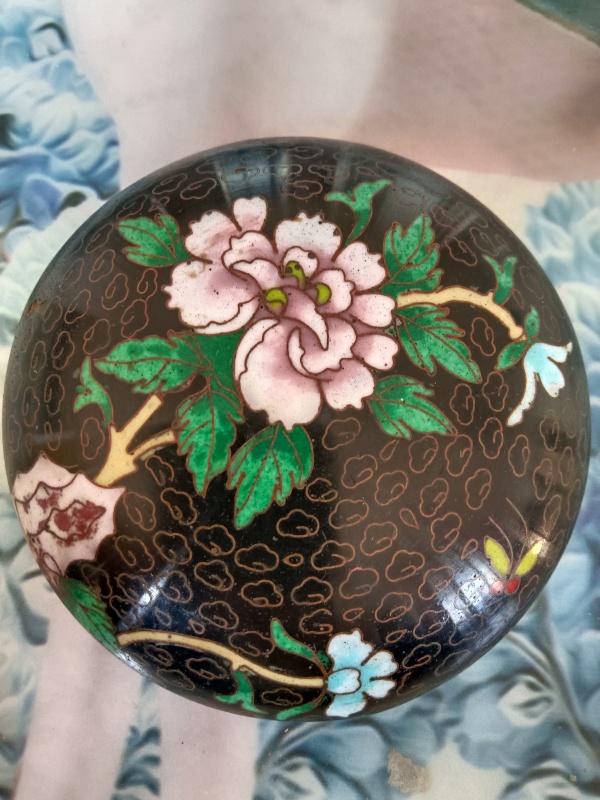 古玩铜器景泰蓝花卉纹盖盒拍卖，当前价格100000元