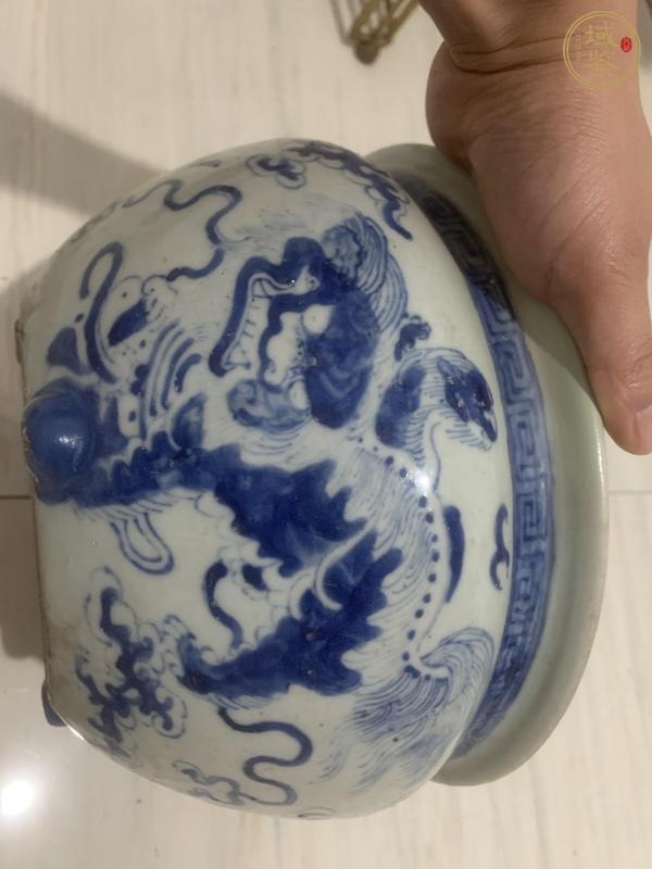 古玩陶瓷青花狮子滚绣球纹三足香炉真品鉴赏图