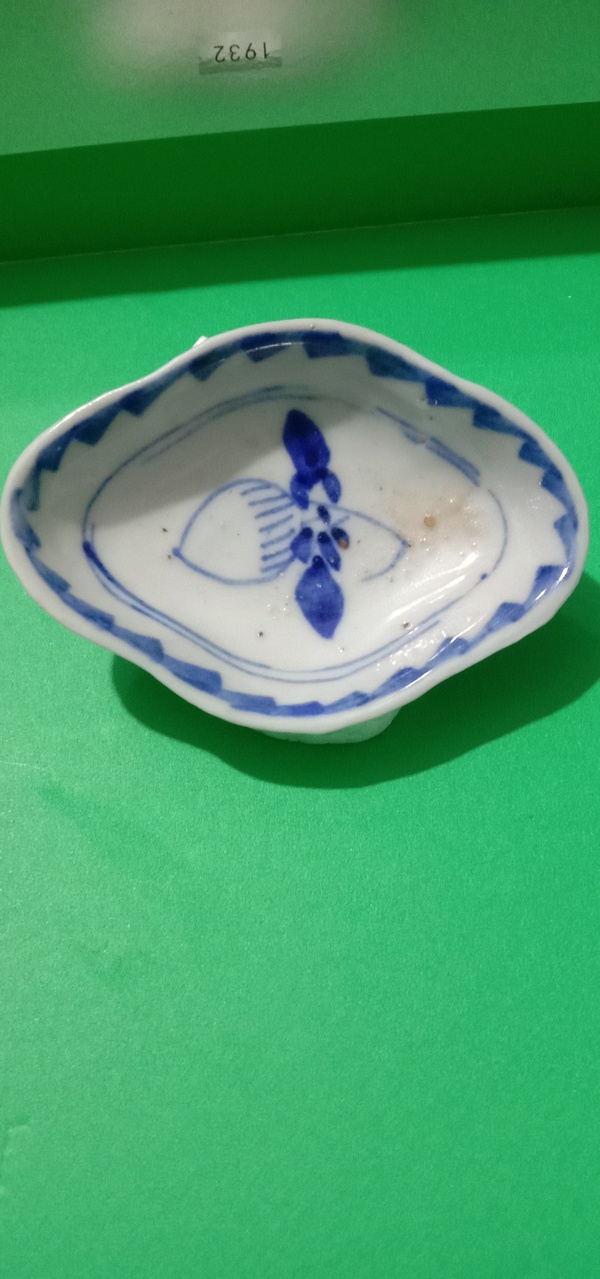 古玩陶瓷清中期.淡描青花花卉紋水盂及海棠小盤430拍賣,當前價格430元