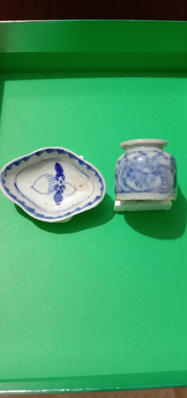 古玩陶瓷清中期.淡描青花花卉紋水盂及海棠小盤430拍賣,當前價格430元