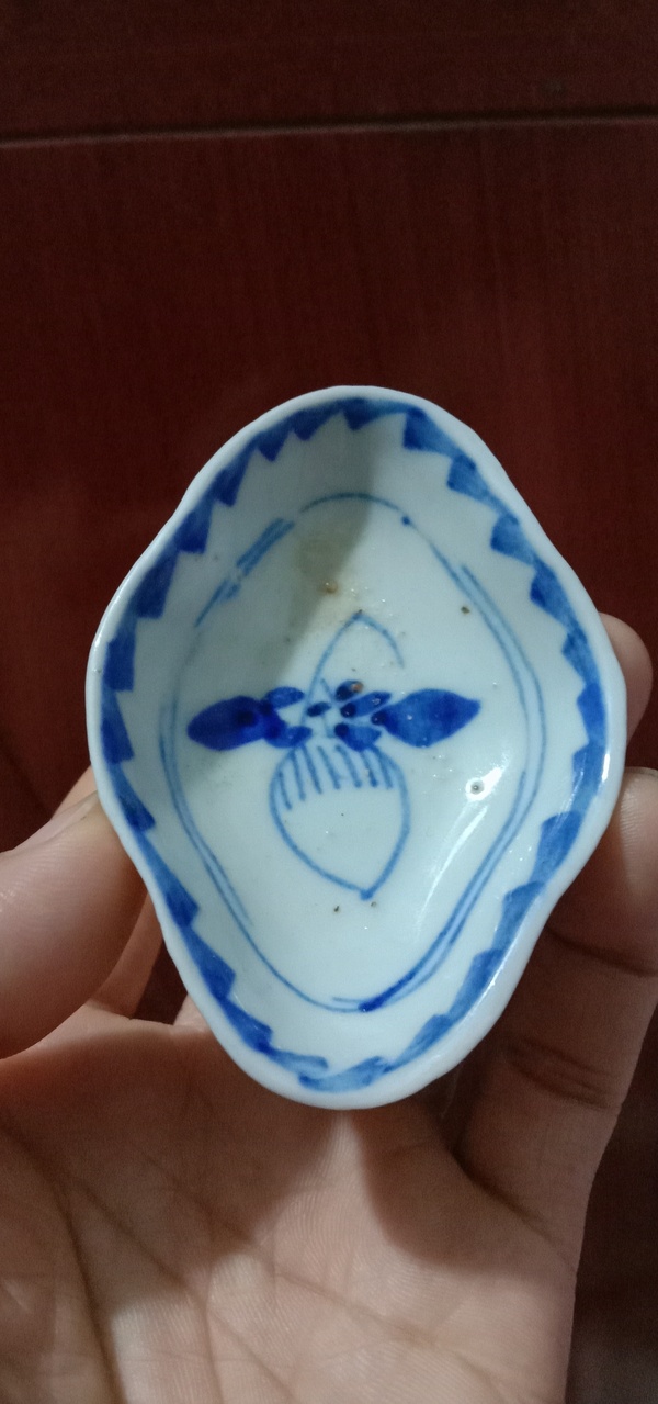 古玩陶瓷清中期.淡描青花花卉紋水盂及海棠小盤430拍賣,當前價格430元