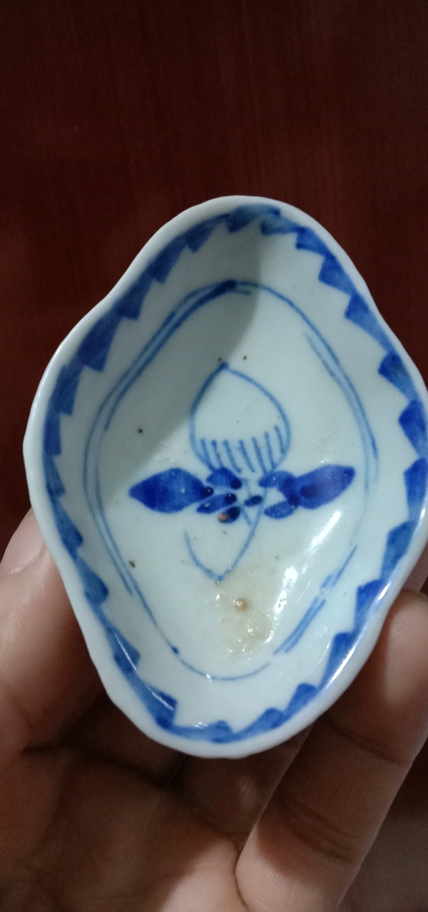 古玩陶瓷清中期.淡描青花花卉紋水盂及海棠小盤430拍賣,當前價格430元