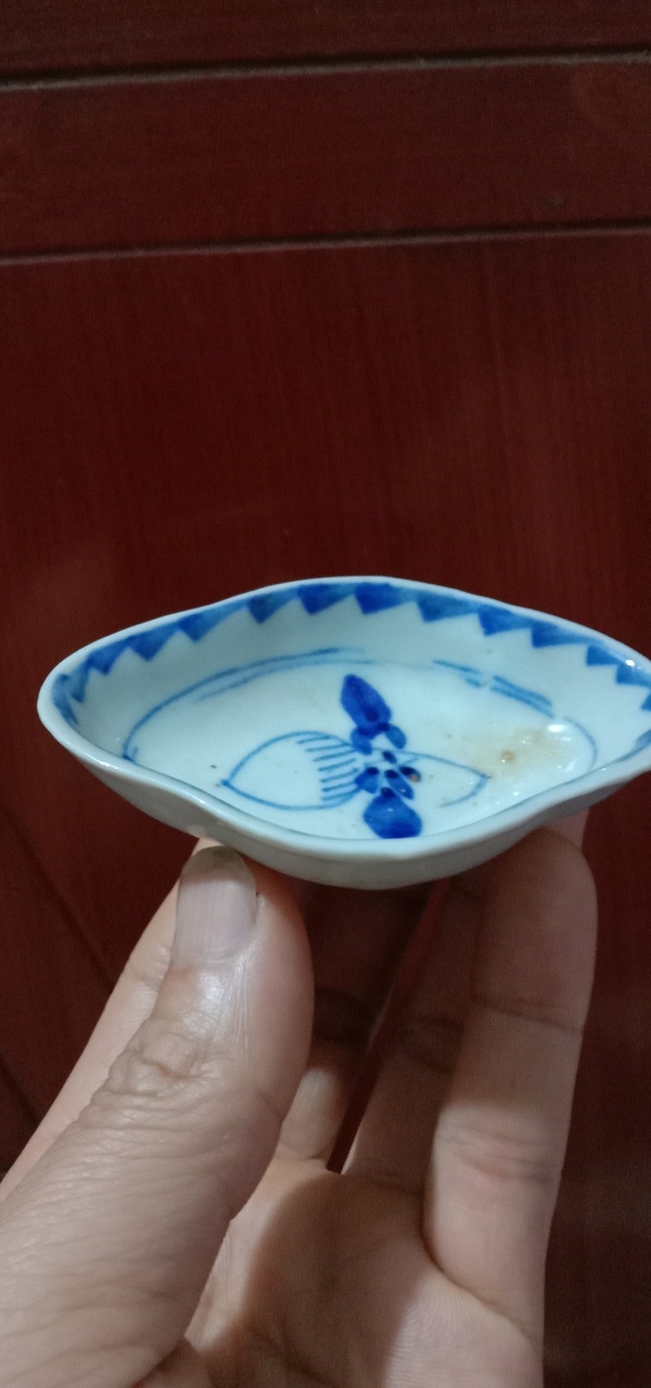 古玩陶瓷清中期.淡描青花花卉紋水盂及海棠小盤430拍賣,當前價格430元