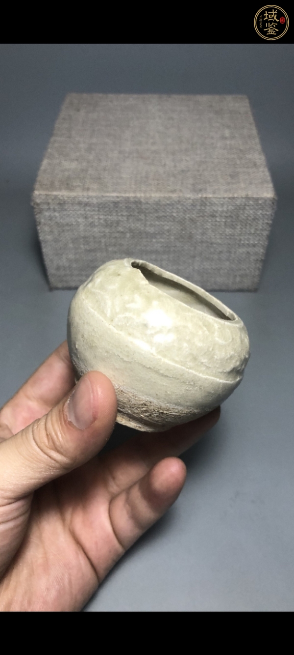 古玩陶瓷元代·青白釉模印花卉紋水盂真品鑒賞圖