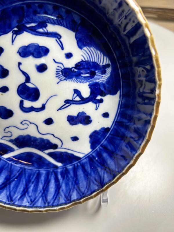 古玩陶瓷清晚期 青花云龍三現(xiàn)花口大盤拍賣,當(dāng)前價(jià)格290元