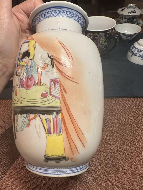 古玩陶瓷解放初期粉彩仕女故事圖燈籠瓶拍賣,當(dāng)前價格2800元
