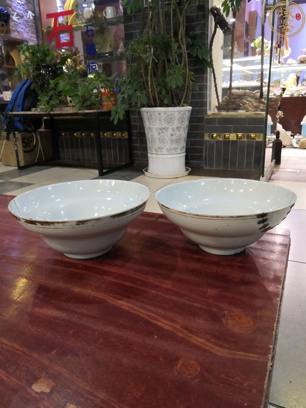 古玩陶瓷一對白釉折腰大碗拍賣,當前價格500元