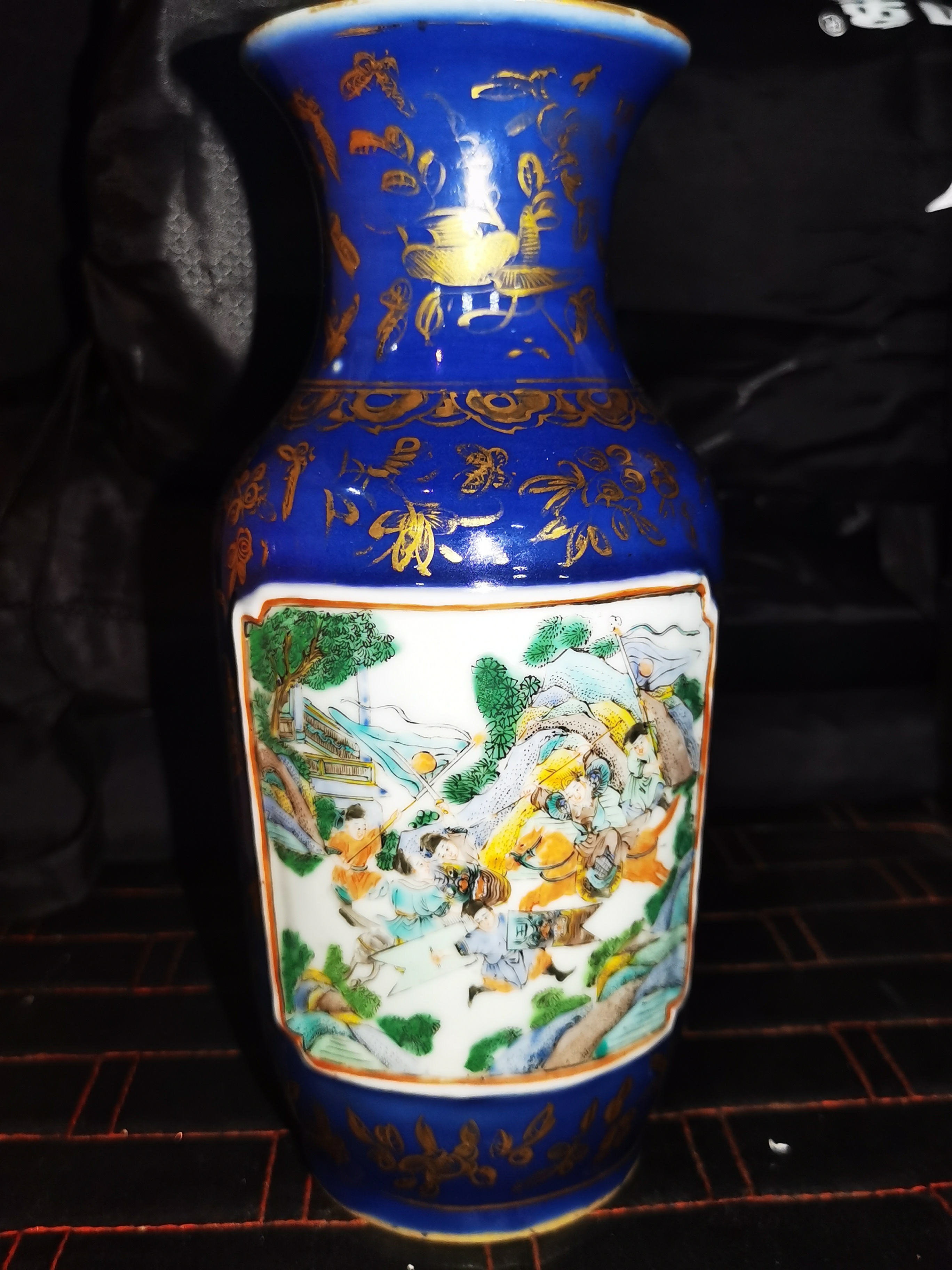 域鉴古玩】祭蓝釉描金广彩人物瓶拍卖价格/图片/值多少钱