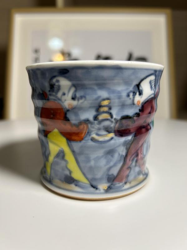 古玩陶瓷日本名家昭和青花加彩人物紋貼塑童子杯拍賣(mài),當(dāng)前價(jià)格580元