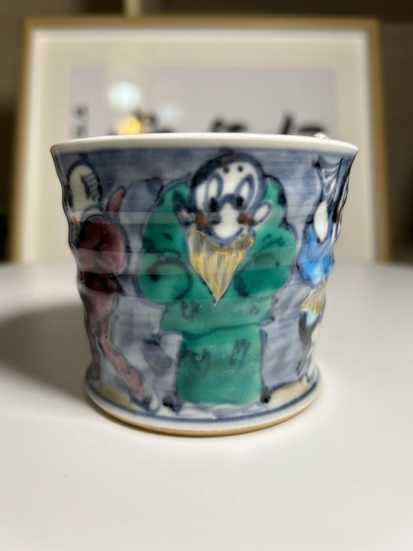 古玩陶瓷日本名家昭和青花加彩人物紋貼塑童子杯拍賣(mài),當(dāng)前價(jià)格580元