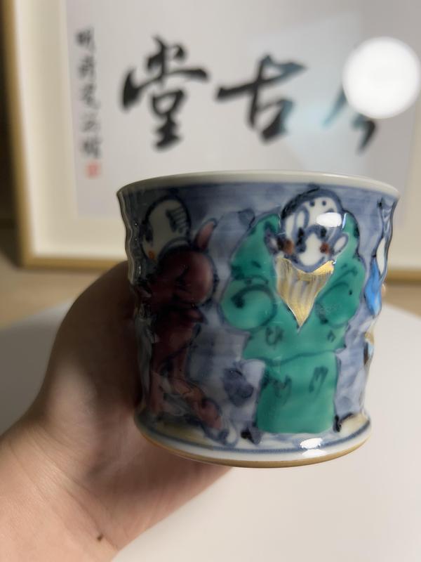 古玩陶瓷日本名家昭和青花加彩人物紋貼塑童子杯拍賣(mài),當(dāng)前價(jià)格580元