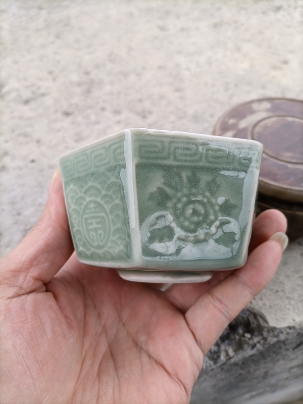 古玩陶瓷龍泉瓷長青釉印花杯拍賣,當(dāng)前價格260元