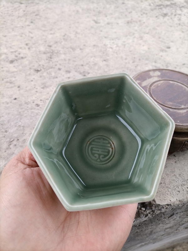 古玩陶瓷龍泉瓷長青釉印花杯拍賣,當(dāng)前價格260元