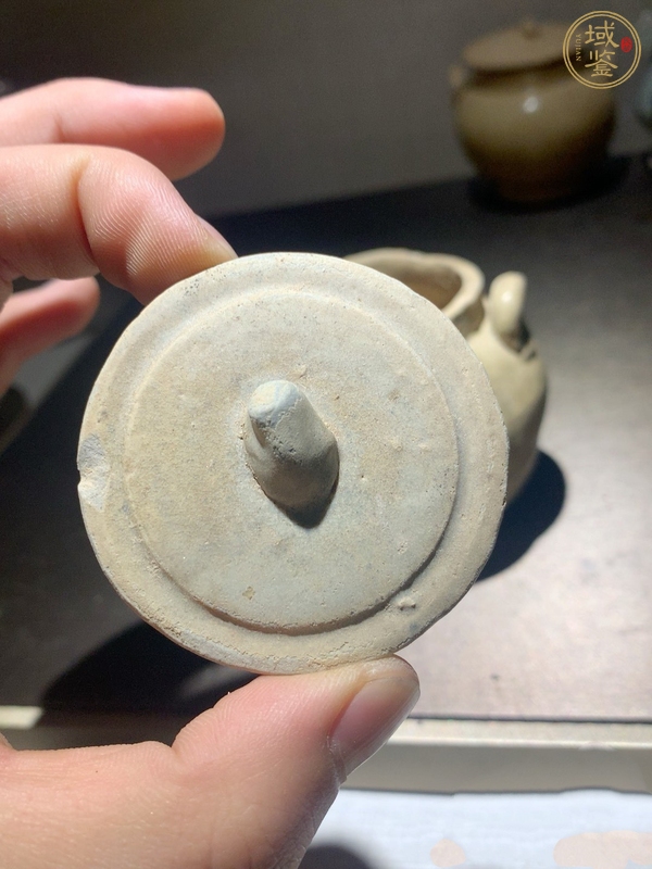 古玩陶瓷唐代·青釉雙系瓜棱蓋罐真品鑒賞圖