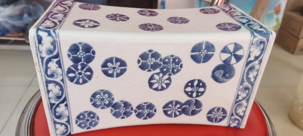 古玩陶瓷清中期青花皮球花紋瓷枕拍賣,當前價格6800元