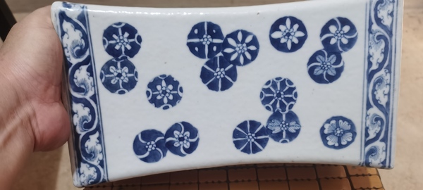 古玩陶瓷清中期青花皮球花紋瓷枕拍賣,當前價格6800元