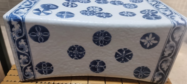 古玩陶瓷清中期青花皮球花紋瓷枕拍賣,當前價格6800元