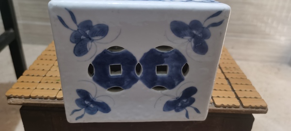 古玩陶瓷清中期青花皮球花紋瓷枕拍賣,當前價格6800元