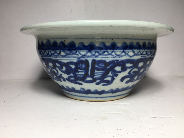 古玩陶瓷青花夔龍紋香爐拍賣,當(dāng)前價格0元