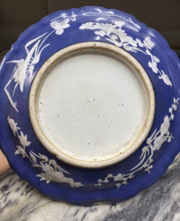 古玩陶瓷清中期.【精品】霁蓝釉堆白花卉纹大盘拍卖，当前价格596元