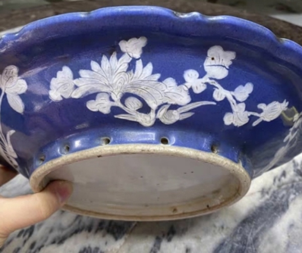 古玩陶瓷清中期.【精品】霁蓝釉堆白花卉纹大盘拍卖，当前价格596元