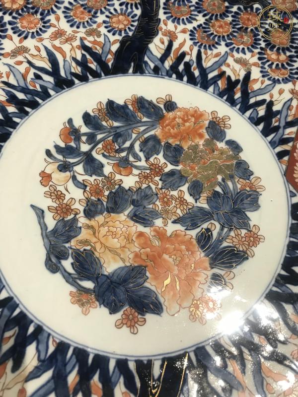 古玩陶瓷青花矾红花卉纹盘真品鉴赏图