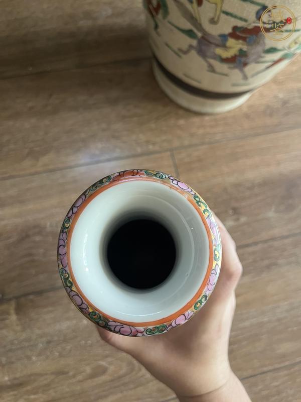 古玩陶瓷广彩描金人物纹双耳瓶真品鉴赏图