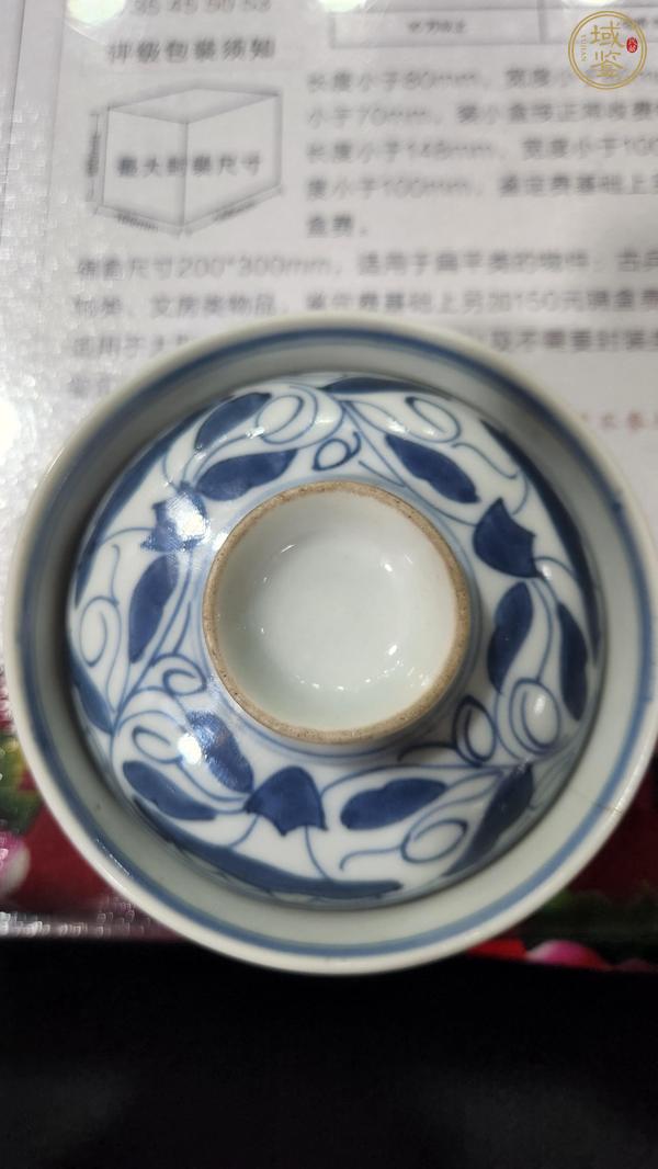 古玩陶瓷花卉紋青花蓋杯真品鑒賞圖