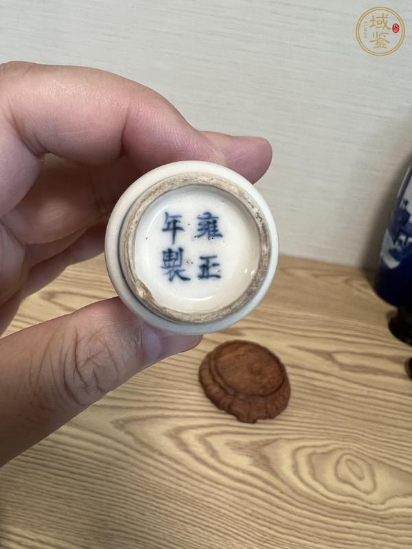 古玩陶瓷人物紋青花鼻煙壺真品鑒賞圖