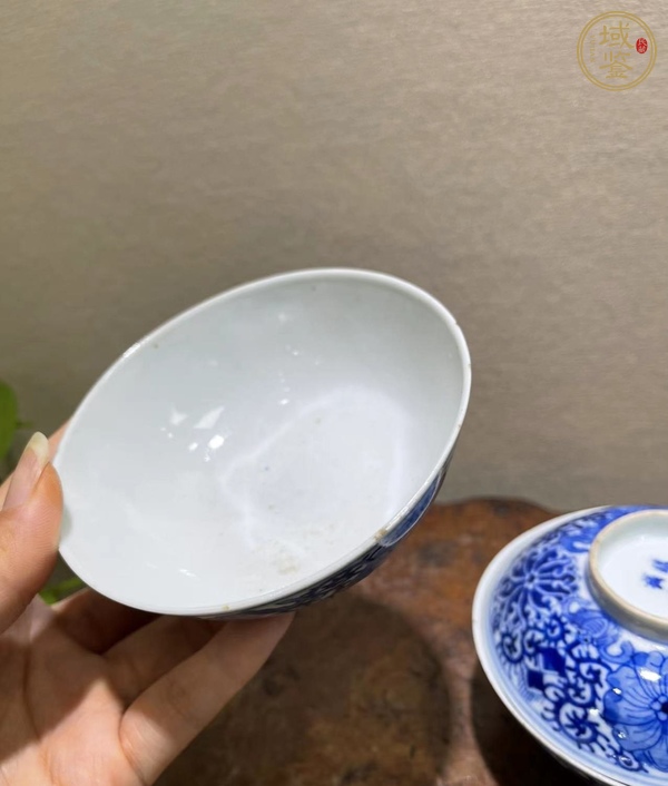 古玩陶瓷清中晚期青花纏枝蓮紋蓋碗真品鑒賞圖