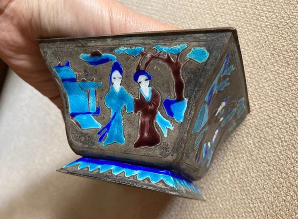 古玩陶瓷清代銅胎琺瑯彩人物故事紋方斗水仙盆拍賣,當前價格1280元