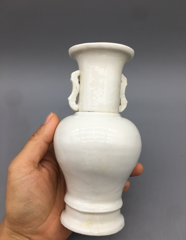 古玩陶瓷清德化窯白釉孩兒紅雙耳瓶拍賣，當(dāng)前價(jià)格1200元