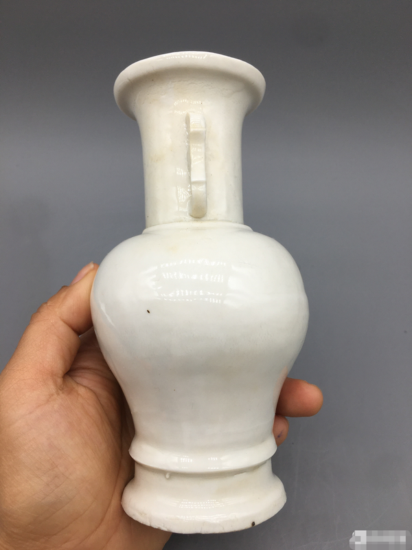 古玩陶瓷清德化窯白釉孩兒紅雙耳瓶拍賣，當(dāng)前價(jià)格1200元