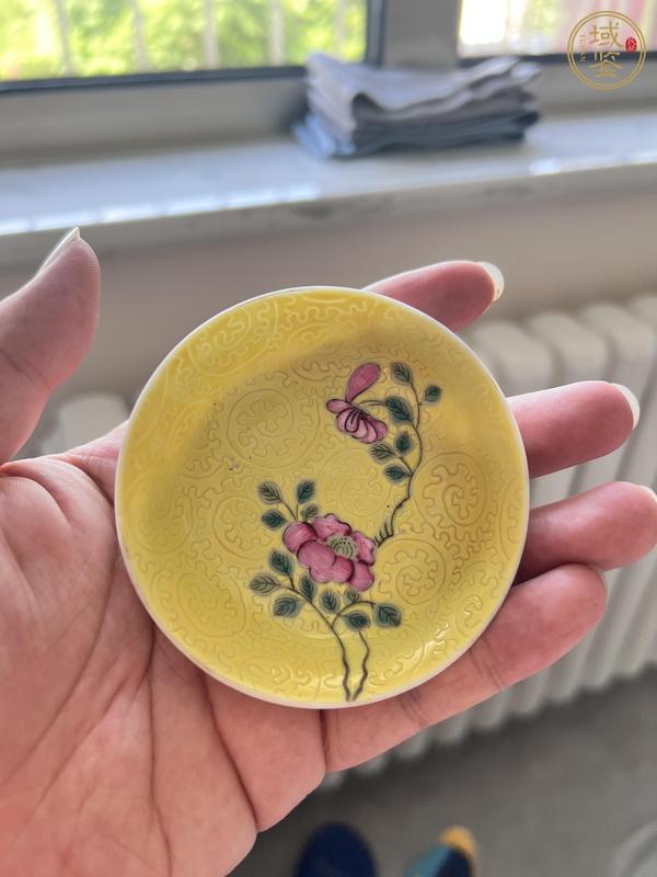 古玩陶瓷黄地匝道粉彩花卉纹盘真品鉴赏图