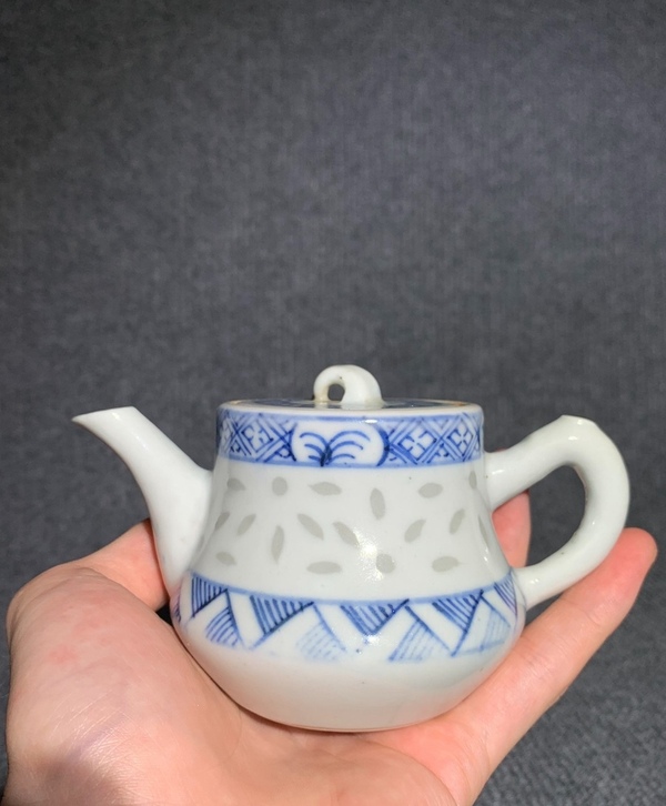古玩陶瓷清晚期青花錦地花卉玲瓏瓷茶壺拍賣,當前價格2000元