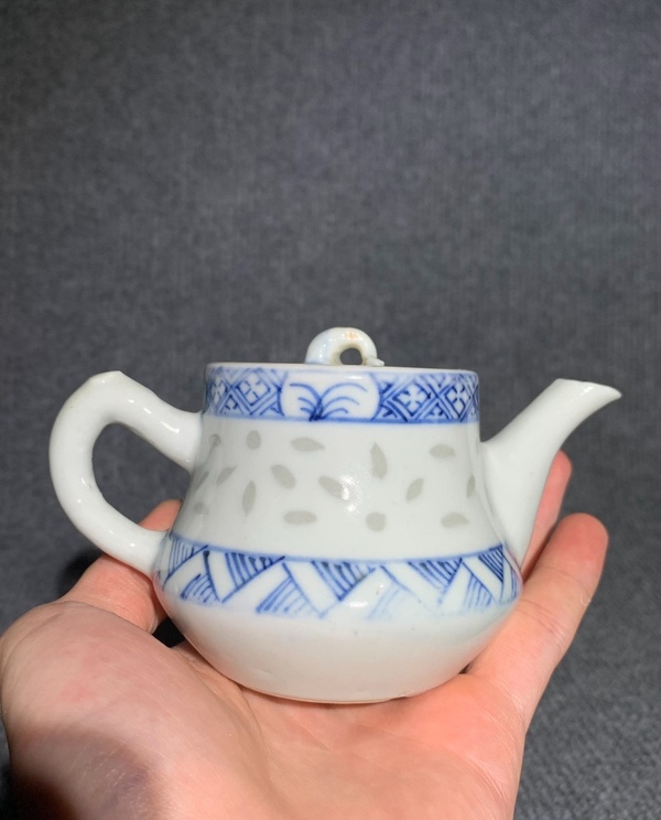 古玩陶瓷清晚期青花錦地花卉玲瓏瓷茶壺拍賣,當前價格2000元