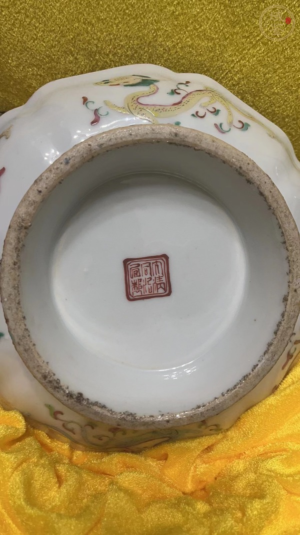 古玩清同治粉彩花鸟螭龙纹花口盘真品鉴赏图
