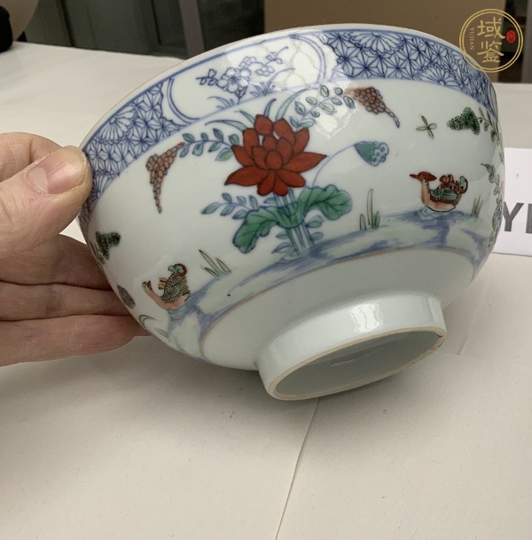 古玩陶瓷清雍正青花五彩荷塘鴛鴦圖碗真品鑒賞圖