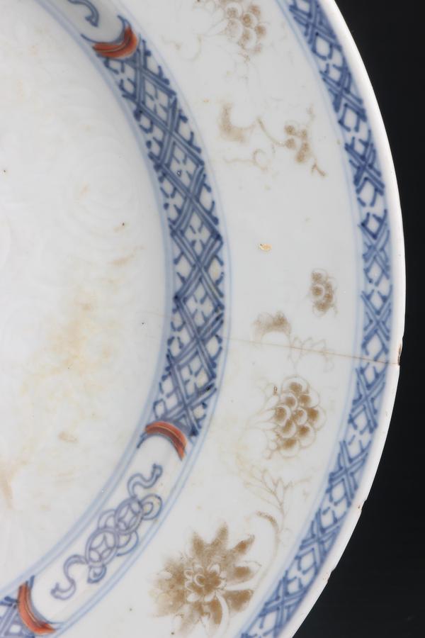 古玩陶瓷【7823】清康熙 青花描金暗刻花卉紋折沿盤拍賣,當前價格3900元