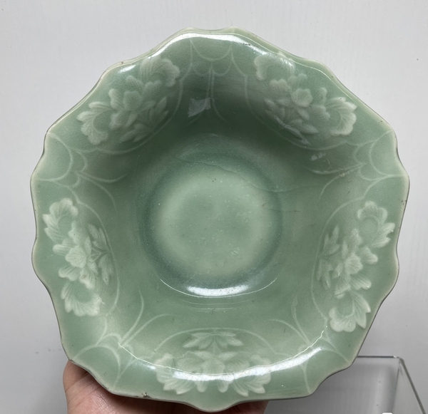 古玩轉(zhuǎn)賣(mài)清末冬青釉葵花碗拍賣(mài),當(dāng)前價(jià)格999元