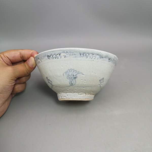 古玩陶瓷明代弘治青花內海螺外折枝花卉紋碗拍賣,當前價格288元