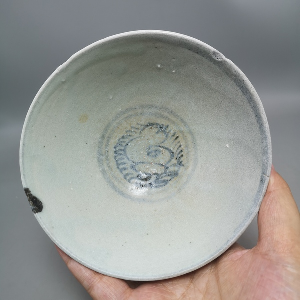 古玩陶瓷明代弘治青花內海螺外折枝花卉紋碗拍賣,當前價格288元
