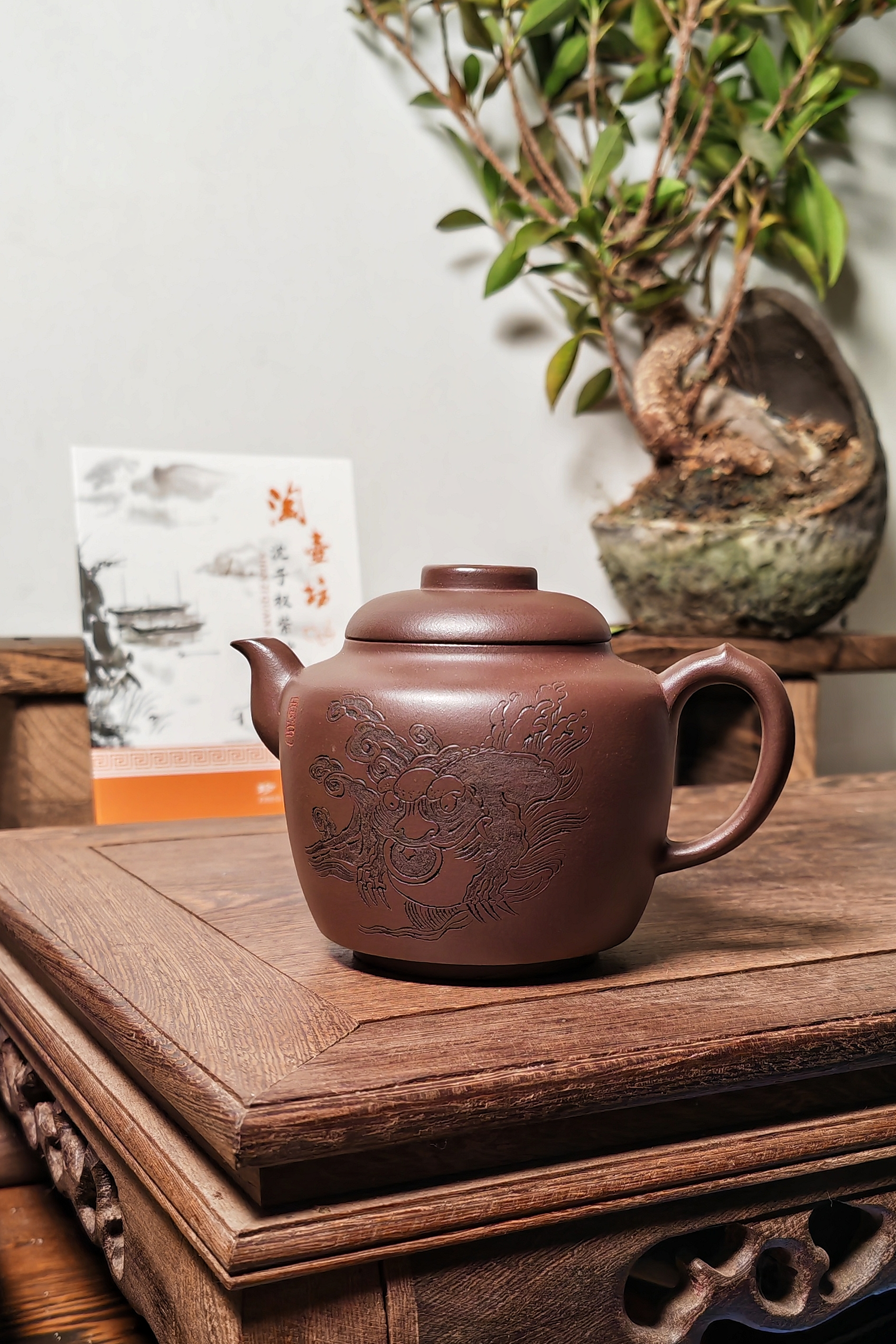 域鉴古玩】【精品茶壶】当代•国工沈子权精制原矿老紫泥线雕金蟾
