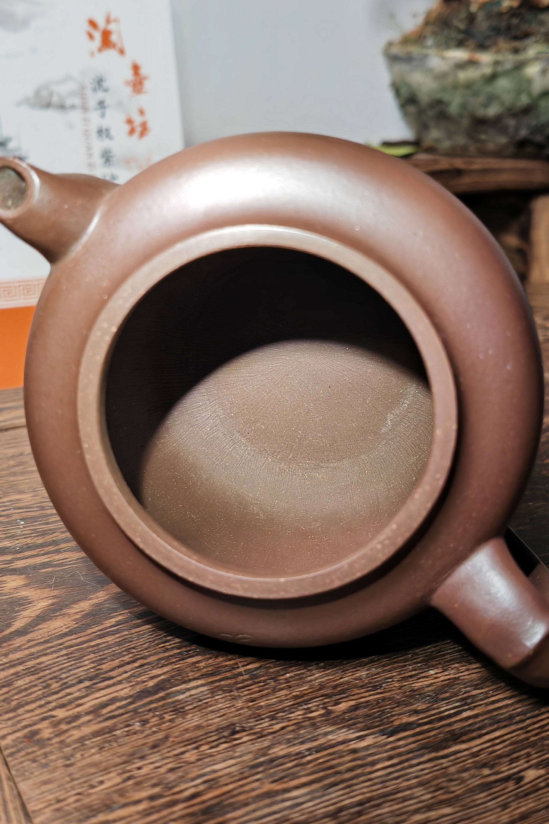 域鉴古玩】【精品茶壶】当代•国工沈子权精制原矿老紫泥线雕金蟾