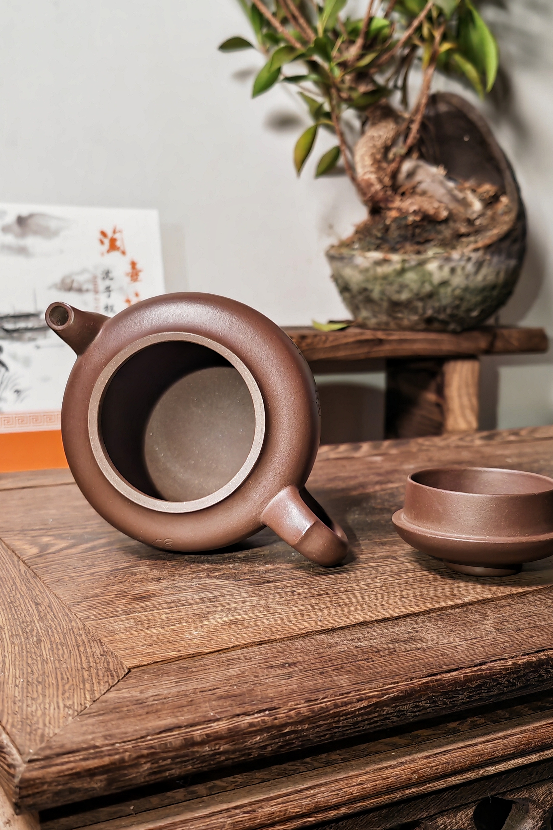 域鉴古玩】【精品茶壶】当代•国工沈子权精制原矿老紫泥线雕金蟾