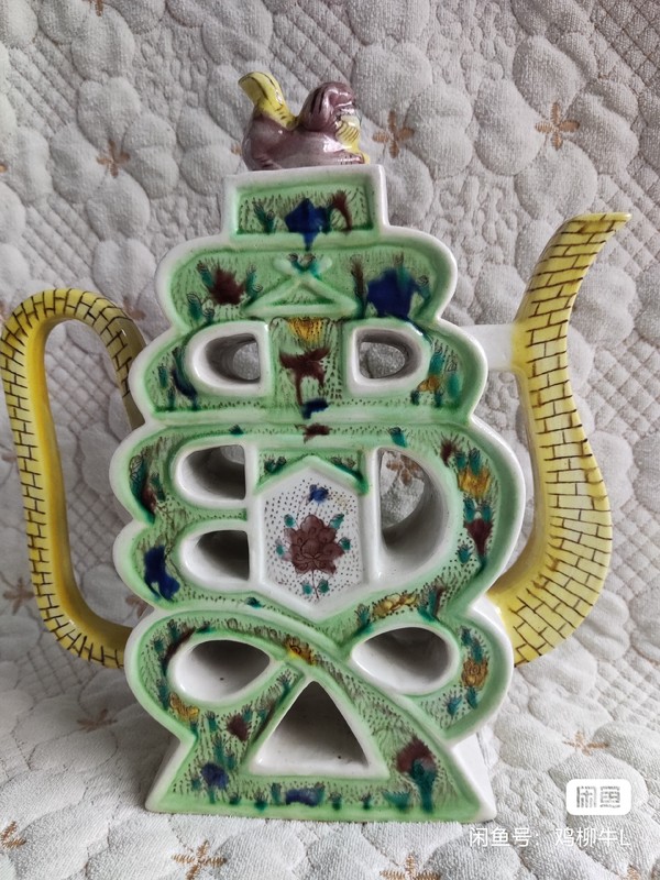 古玩陶瓷民國時期素三彩花卉壽字形執(zhí)壺拍賣,當(dāng)前價格4800元